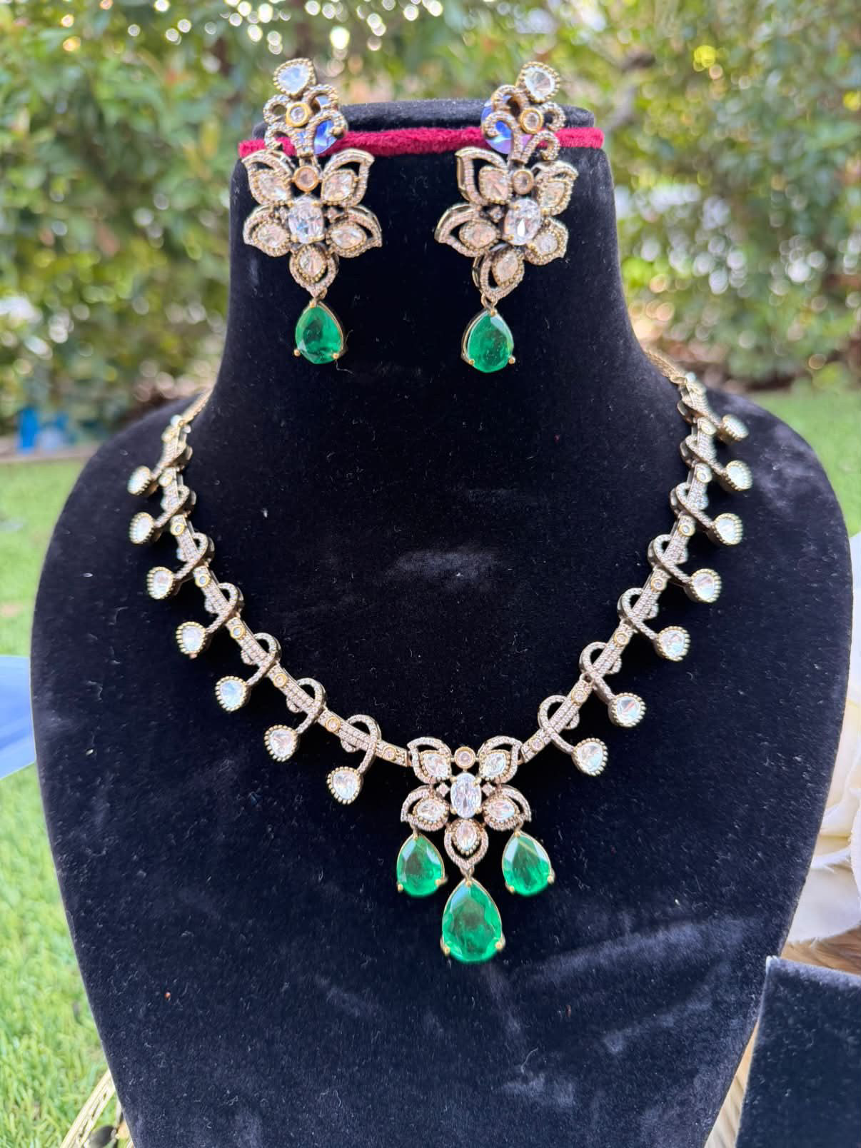 Emerald Kundan Floral Necklace Set — view 1